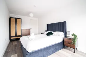 Elegant High Rise Retreat Stylish 2-Bed 2-Bath - Image 5