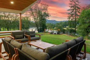 Umpqua Riverfront Retreat 2 King Beds Patio View - Image 3