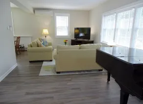 1-bd Sandwich apartment in duplex w/ AC,WiFi,Porch - Image 3