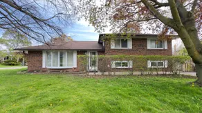 3 Bed 2 Bath Bungalow, Walk to Bus, 30 min to Downtown - Image 3