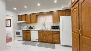3 Bed 2 Bath Bungalow, Walk to Bus, 30 min to Downtown - Image 5