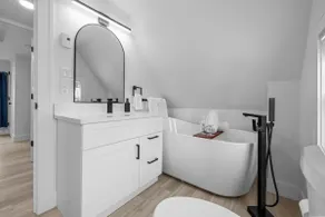 Spacious 3 Bdrm Haven - Steps to Downtown Ch'town - Image 5