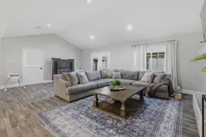 Bright Spacious Home- Close to casinos - Image 3