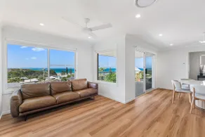 Views of Rainbow Beach - Image 3