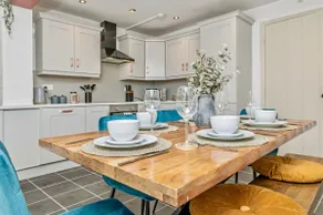 4 Bed Home near M1 with parking Sleeps 7 - Image 2