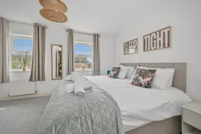 4 Bed Home near M1 with parking Sleeps 7 - Image 4