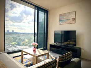 Spacious Luxury Retreat in | Free Parking & Pool - Image 2