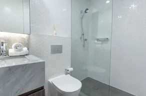 Spacious Luxury Retreat in | Free Parking & Pool - Image 5