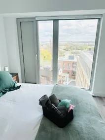 Stylish Modern 1-Bed Apartment - Image 4