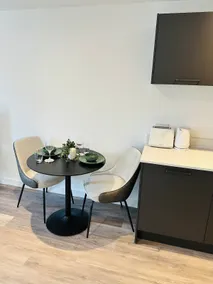 Stylish Modern 1-Bed Apartment - Image 3