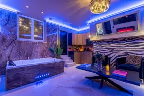 Private spa cinema free parking - Image 4
