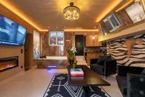 Private spa cinema free parking - Image 2