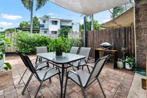 Zen Urban Nest Cozy - Central- Patio - Image 5