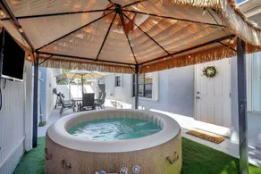 Luxury Suite w/ Jacuzzi, Tiki Hut & Private Patio - Image 5