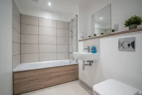 Luxurious Spacious 2 Bed Apartment Manchester - Image 4