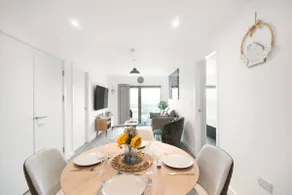 Luxurious Spacious 2 Bed Apartment Manchester - Image 2