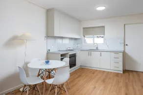 Stylish Beach Stay - Prime Location - Image 3