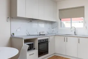 Stylish Beach Stay - Prime Location - Image 4