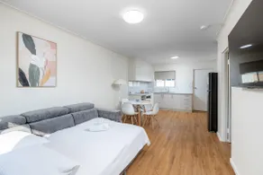 Stylish Beach Stay - Prime Location - Image 5