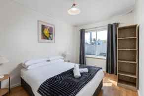 Stylish Beach Stay - Prime Location - Image 2