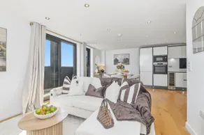 2 BR Central Penthouse Balcony & Free Parking - Image 2