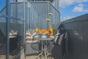 2 BR Central Penthouse Balcony & Free Parking - Image 4
