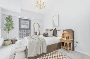2 BR Central Penthouse Balcony & Free Parking - Image 3