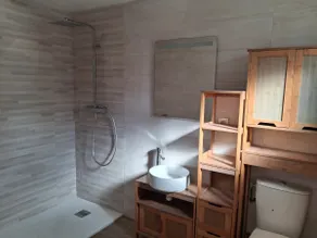 Farmhouse with Private Courtyard & Pond Nearby - Image 4