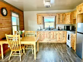 Outdoorsman's paradise at Cat Creek Cabin - Image 2