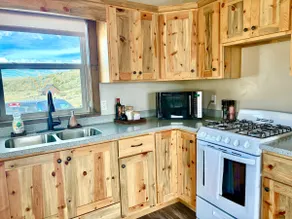 Outdoorsman's paradise at Cat Creek Cabin - Image 4