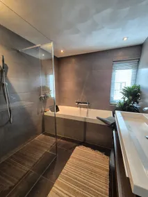 Warm, stylish, and spacious accommodation next to woods and water - Image 4