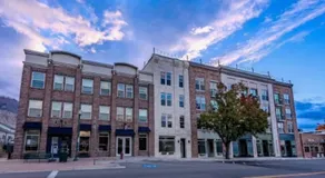 Upscale 3BR Retreat-Spacious Living - Waffles too! - Image 3