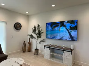 3BR Townhouse Near the Parks, Bunk Room Included - Image 2