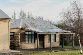 1837 Cottage with modern comfort - Image 2