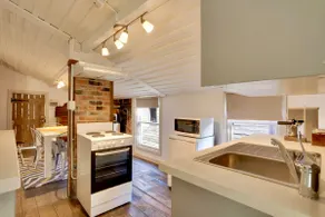 1837 Cottage with modern comfort - Image 5