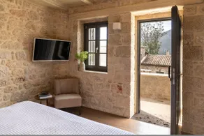 Korona Boutique Hotel - Deluxe Room - Image 4