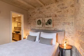 Korona Boutique Hotel - Deluxe Room - Image 2