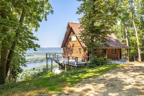 Riverview Retreat / Sleeps 6 - Image 3