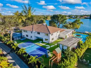 Miami Lakefront Mansion w/ Pool & Jacuzzi | 11BR - Image 4