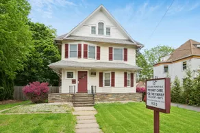 Large 3 bed/3 bath duplex. Steps from NYC Train! - Image 5
