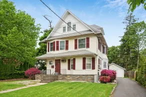 Large 3 bed/3 bath duplex. Steps from NYC Train! - Image 2