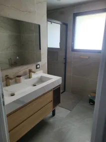 Duplex house, self-contained upstairs unit - Image 4