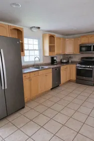 Spacious 4BR Near DC | Free Parking | Sleeps 11 - Image 4