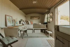 Luxury Shepherd’s Hut with Epic Somerset Views - Image 3