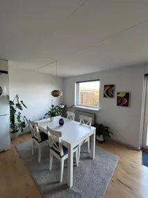 Peaceful Townhouse with Garden Near Beach & Train - Image 3