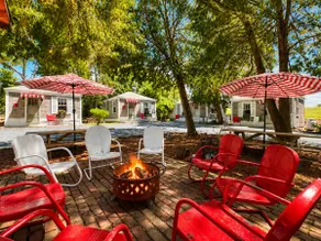 Retro Motor Court Cabin w/ Private Firepit & Yard - Image 2