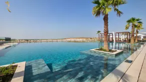 Stylish 2BR with Balcony - Chic Golfside Escape - Image 5