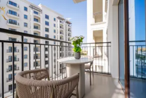 Stylish 2BR with Balcony - Chic Golfside Escape - Image 4
