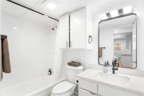 Central 2BR king suite close to UT, Moody Center - Image 4