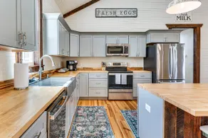 Near Ichetucknee Springs! Renovated Historic Home - Image 2